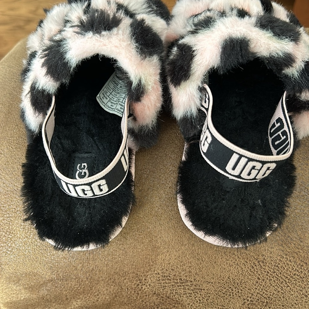 Little girls ugg slippers excellent condition. - Picture 2 of 8